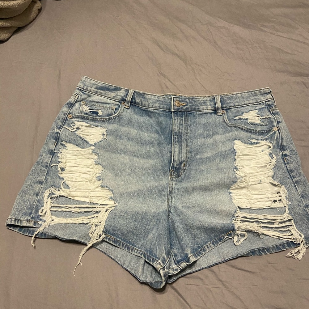 American Eagle Destructed Mom Short
